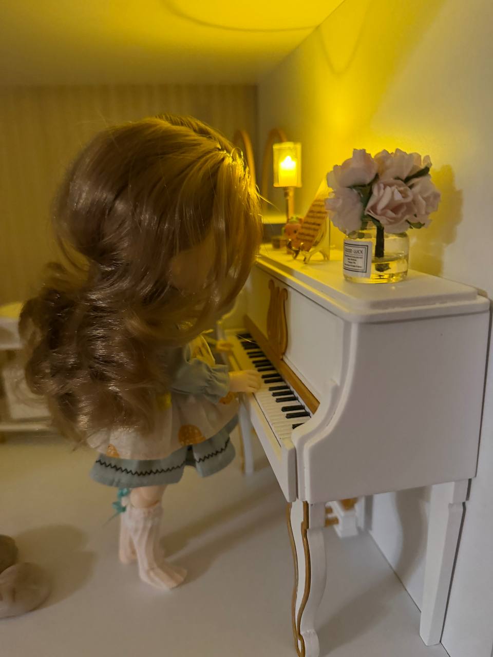 Кукла играет